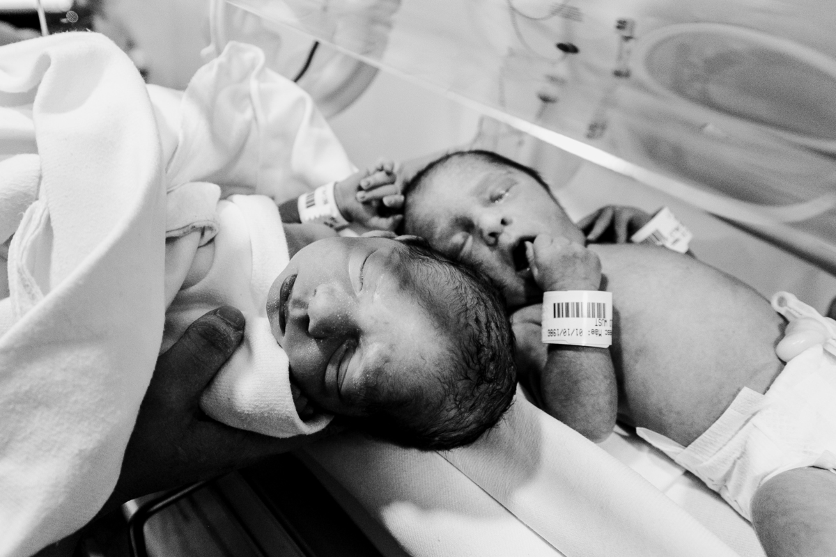 fotografa familia curitiba - nascimento gêmeos Arthur e victoria
