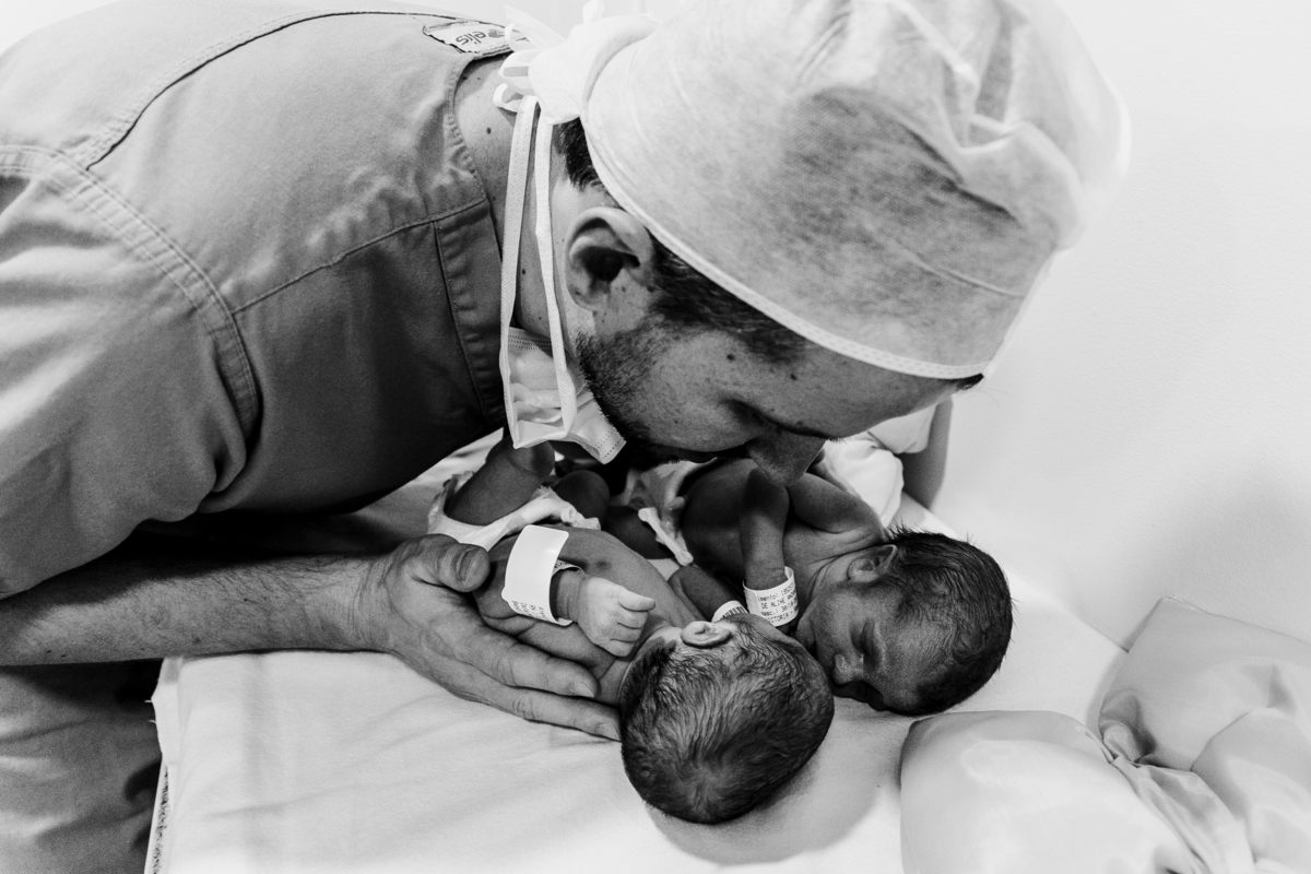 fotografa familia curitiba - nascimento gêmeos Arthur e victoria
