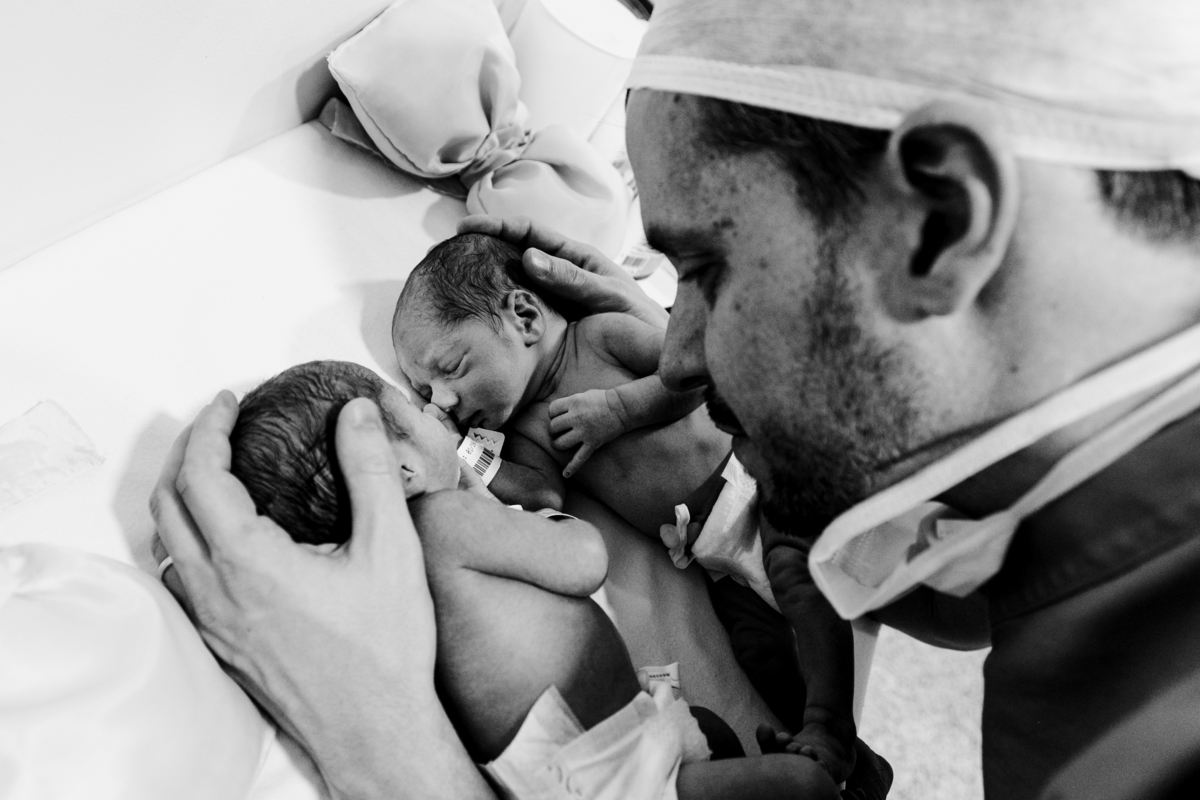 fotografa familia curitiba - nascimento gêmeos Arthur e victoria