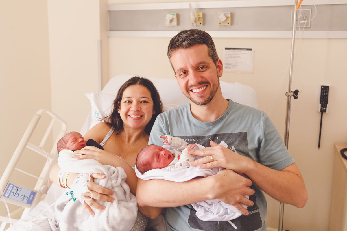 fotografa familia curitiba - nascimento gêmeos Arthur e victoria