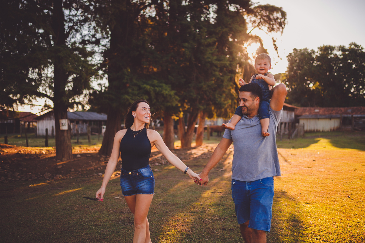 fotografa familia curitiba - ensaio externo bebe por do sol