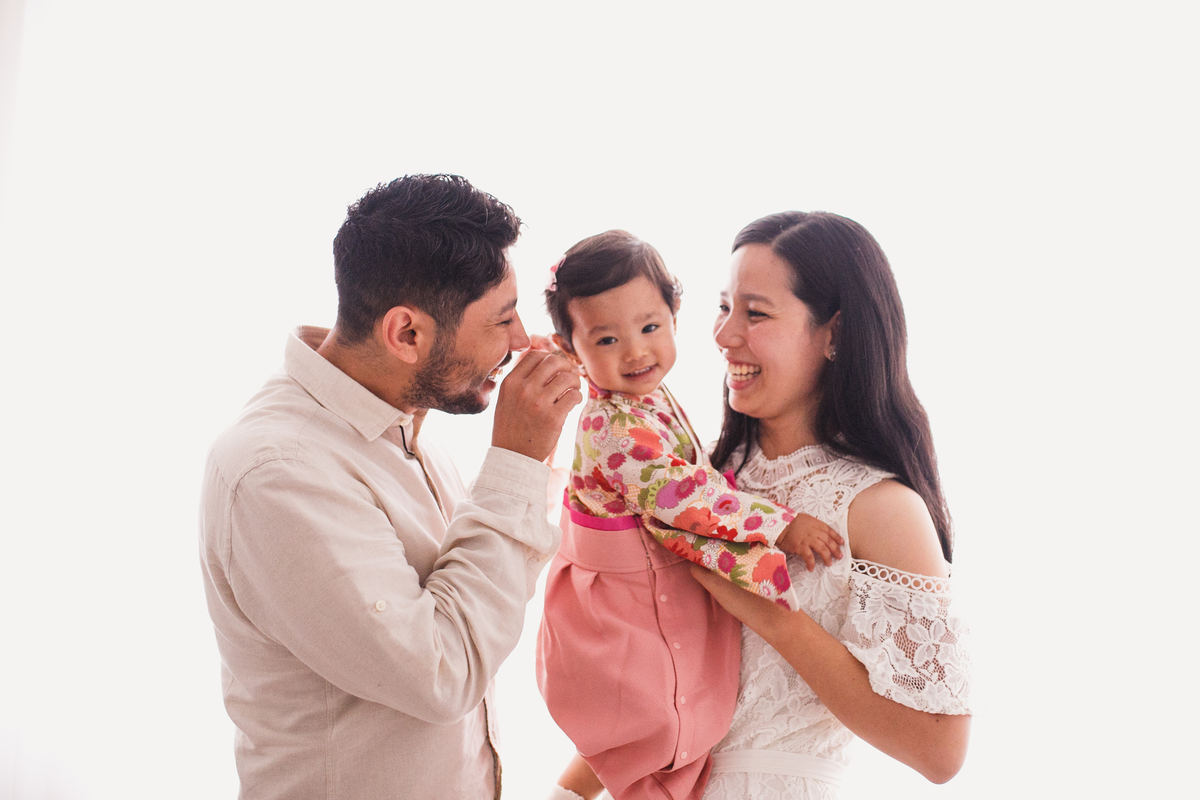 fotografa familia curitiba - ensaio estudio cerejeiras menina bebe