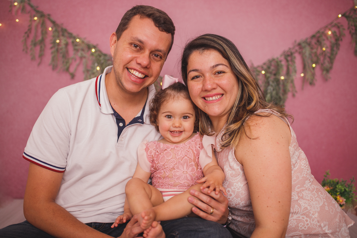 fotografa familia curitiba - ensaio estudio. bebe morango