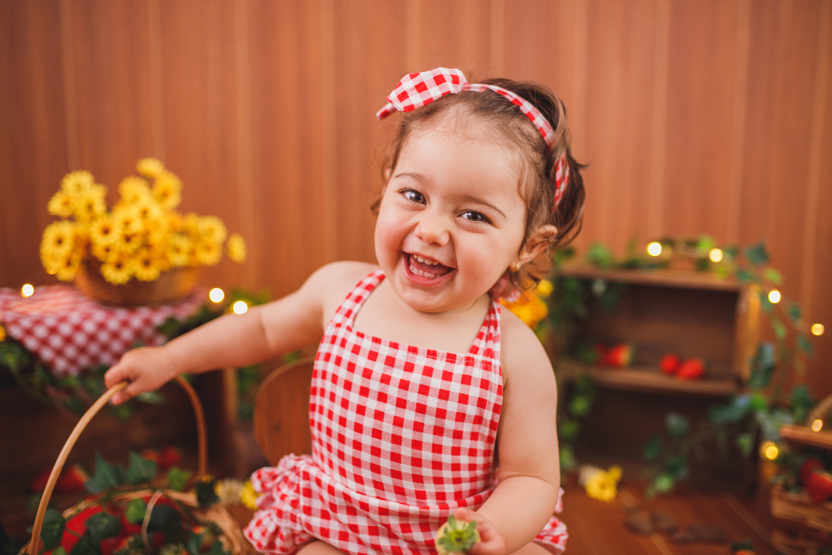 fotografa familia curitiba - ensaio estudio. bebe morango