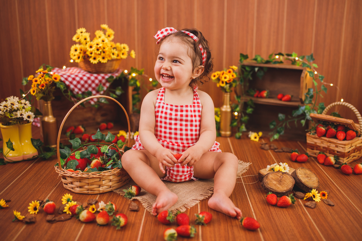 fotografa familia curitiba - ensaio estudio. bebe morango
