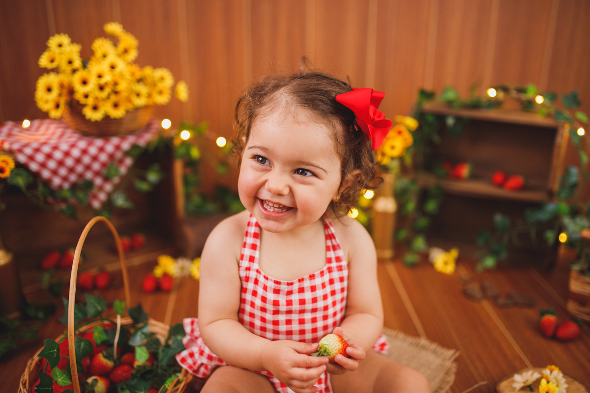 fotografa familia curitiba - ensaio estudio. bebe morango