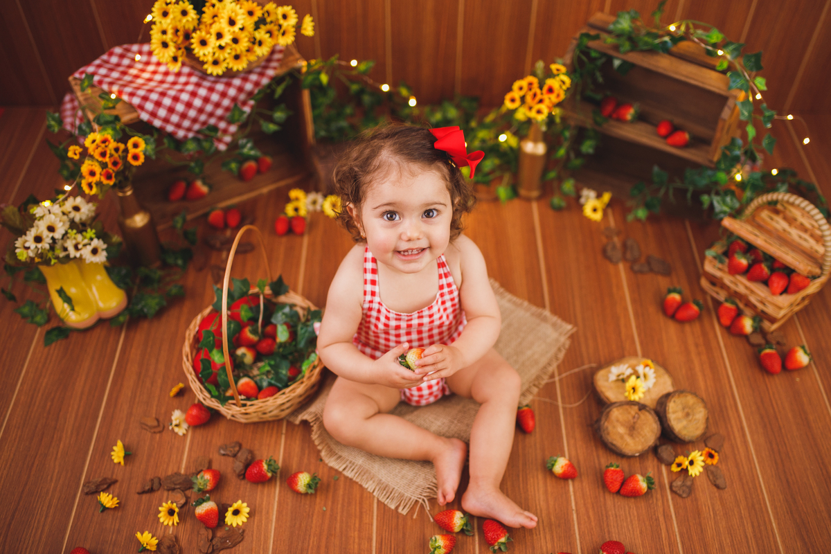 fotografa familia curitiba - ensaio estudio. bebe morango
