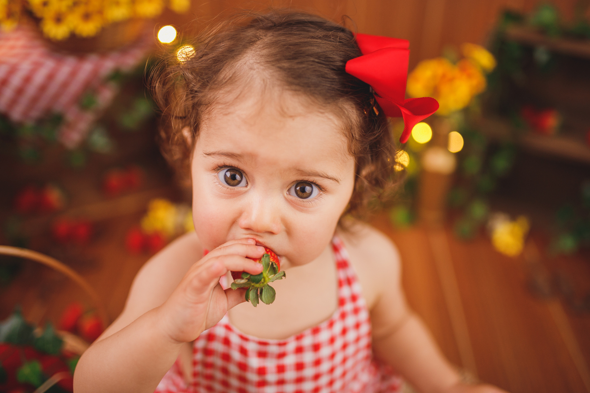 fotografa familia curitiba - ensaio estudio. bebe morango