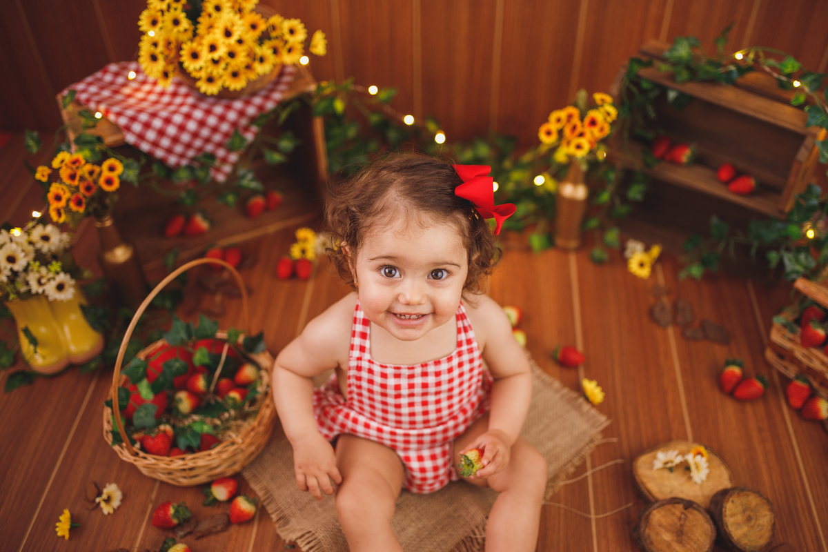 fotografa familia curitiba - ensaio estudio. bebe morango