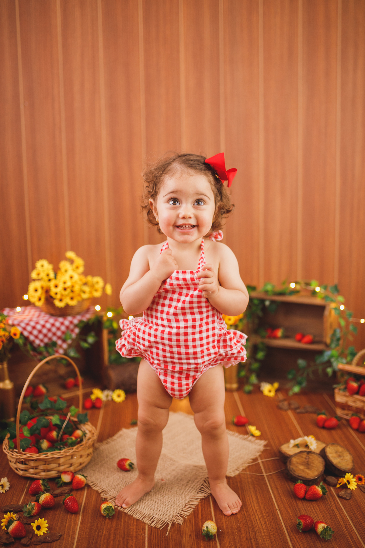 fotografa familia curitiba - ensaio estudio. bebe morango