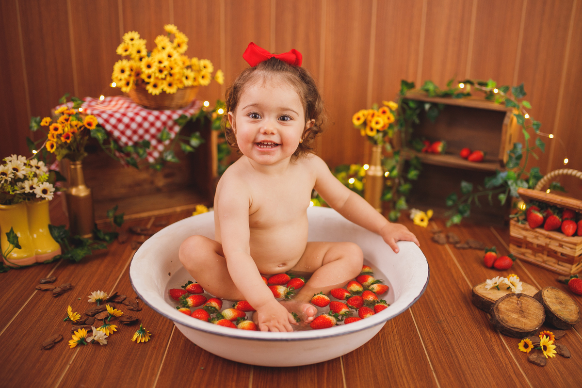 fotografa familia curitiba - ensaio estudio. bebe morango