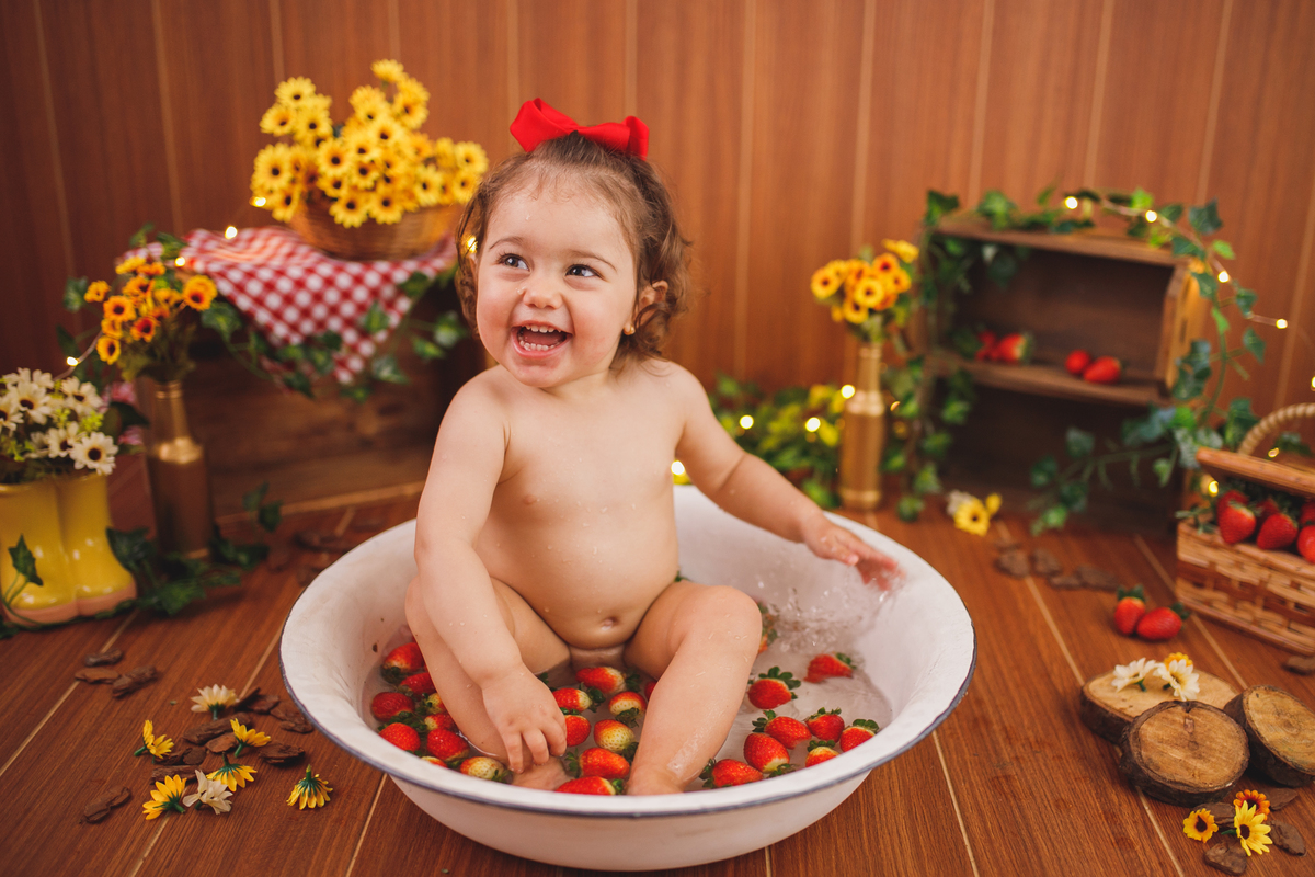fotografa familia curitiba - ensaio estudio. bebe morango