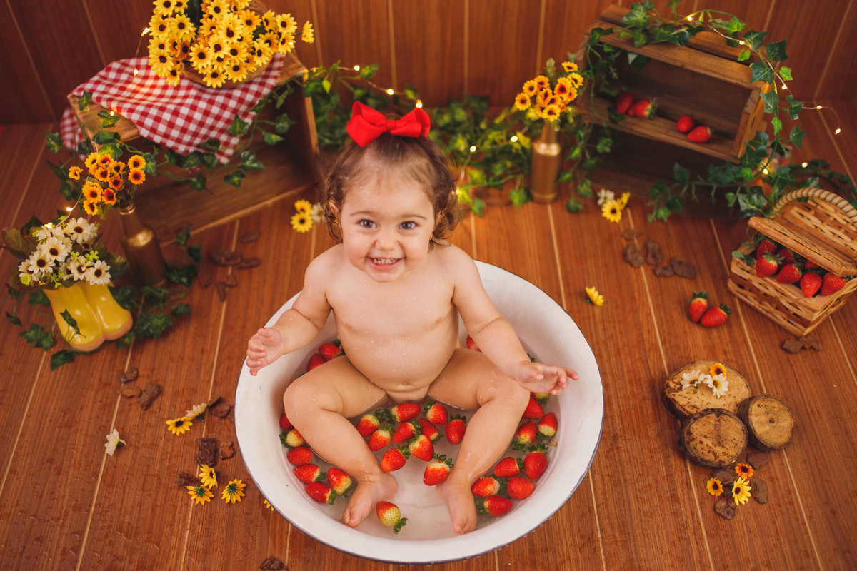 fotografa familia curitiba - ensaio estudio. bebe morango