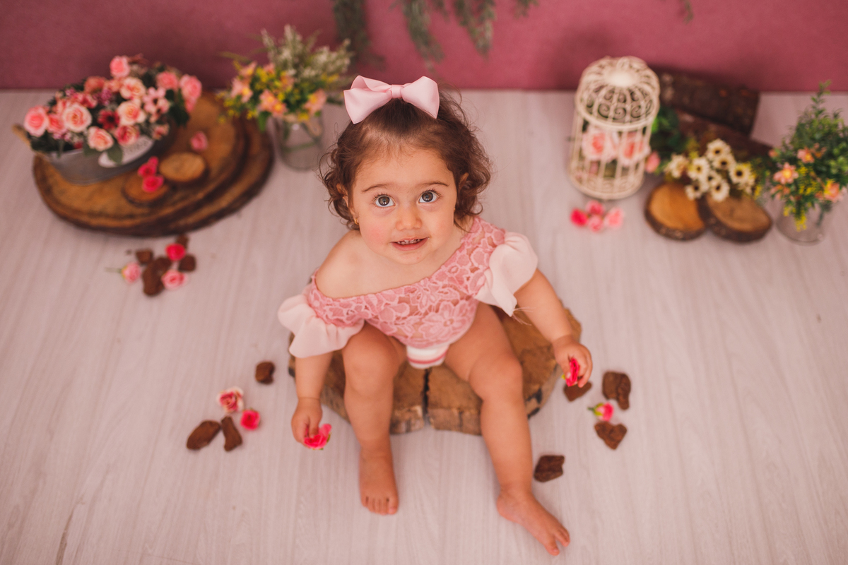 fotografa familia curitiba - ensaio estudio. bebe morango