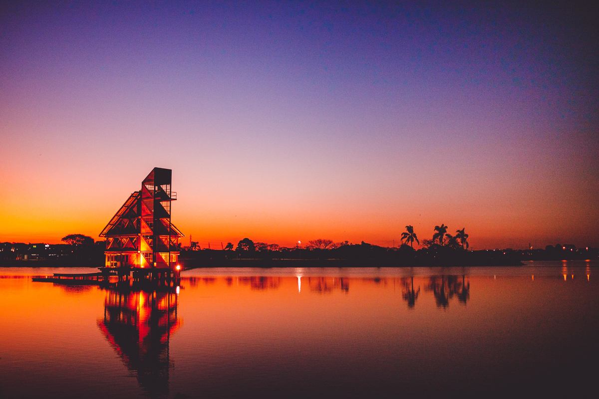 fotografa familia curitiba - ensaio externo na praça por do sol bebe 7 meses menina flor rosa