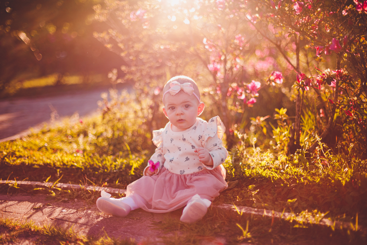fotografa familia curitiba - ensaio externo na praça por do sol bebe 7 meses menina flor rosa