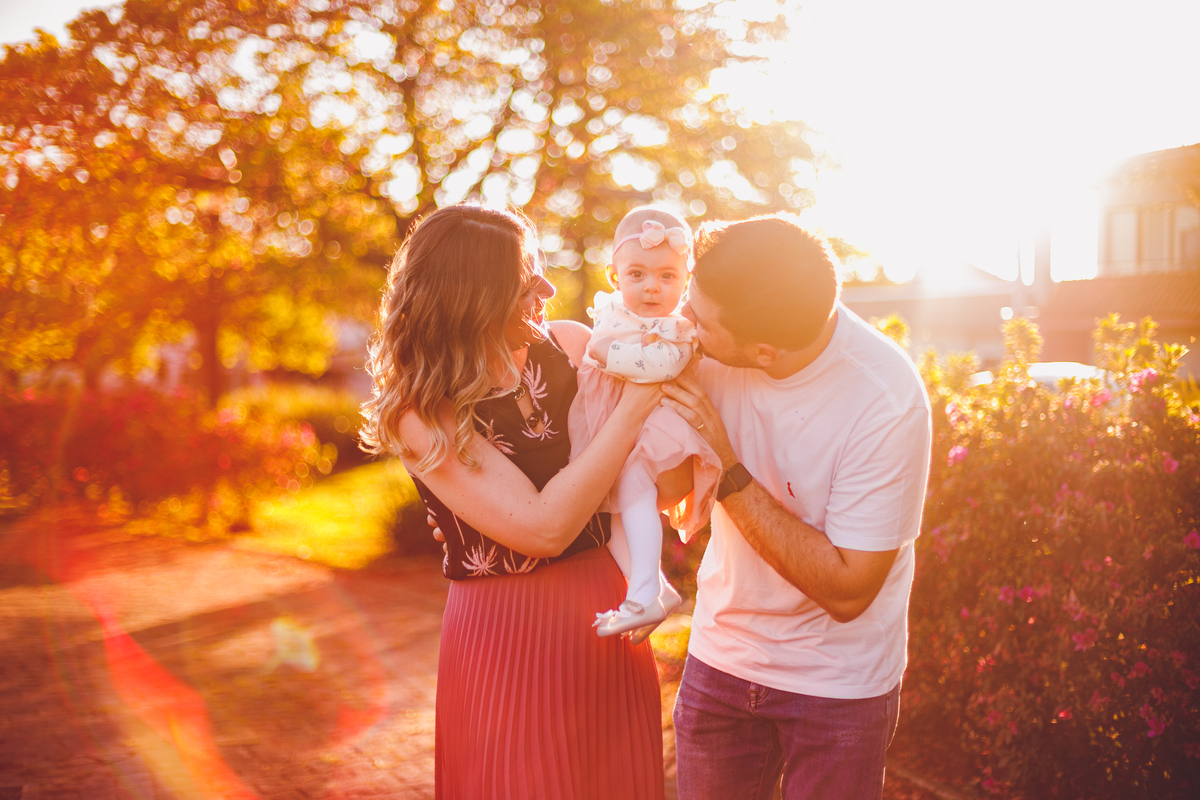 fotografa familia curitiba - ensaio externo na praça por do sol bebe 7 meses menina flor rosa