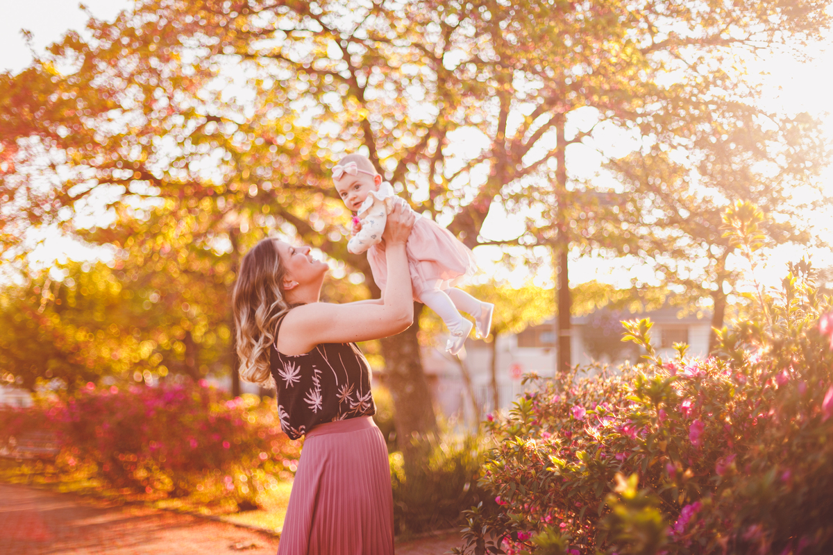 fotografa familia curitiba - ensaio externo na praça por do sol bebe 7 meses menina flor rosa