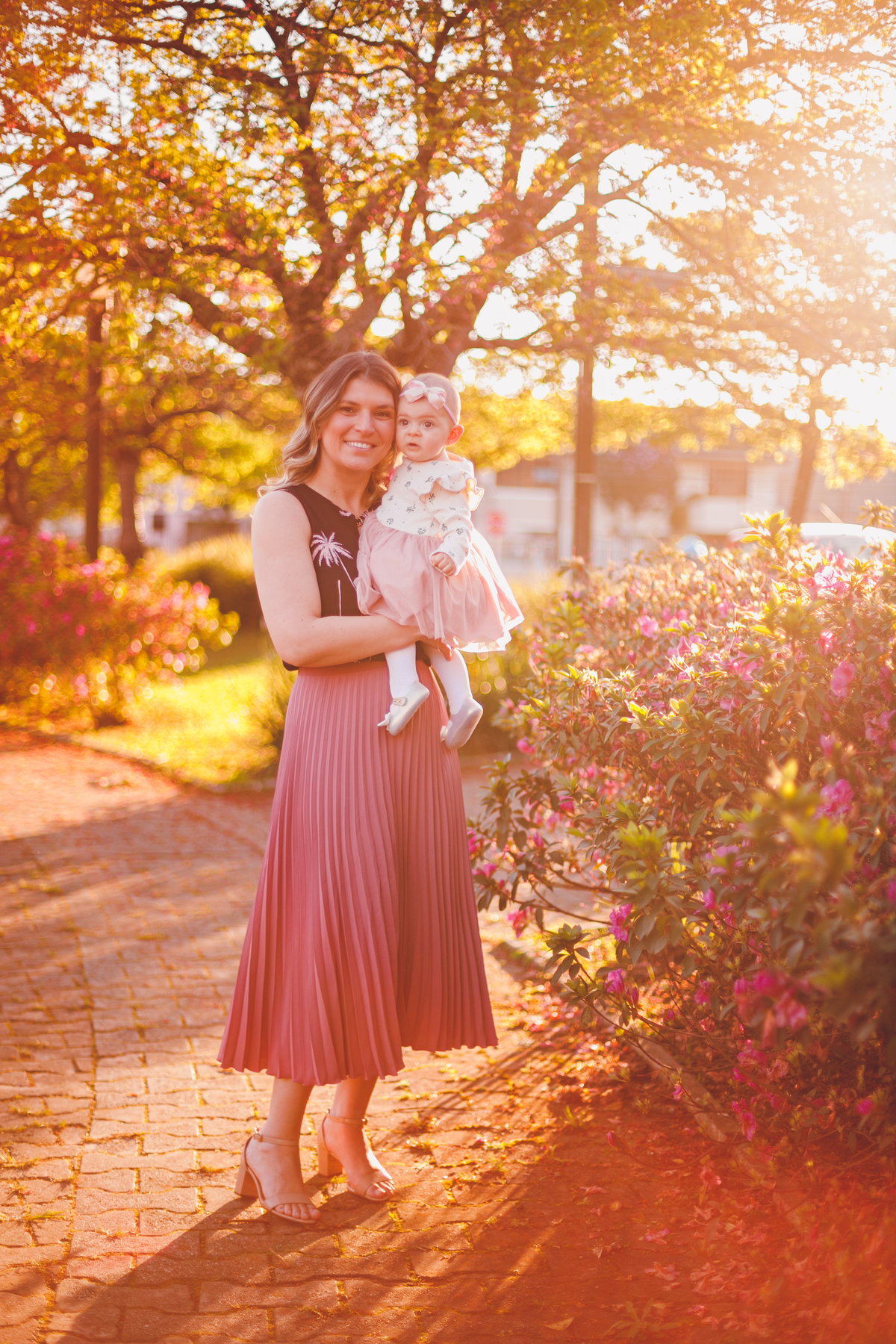 fotografa familia curitiba - ensaio externo na praça por do sol bebe 7 meses menina flor rosa