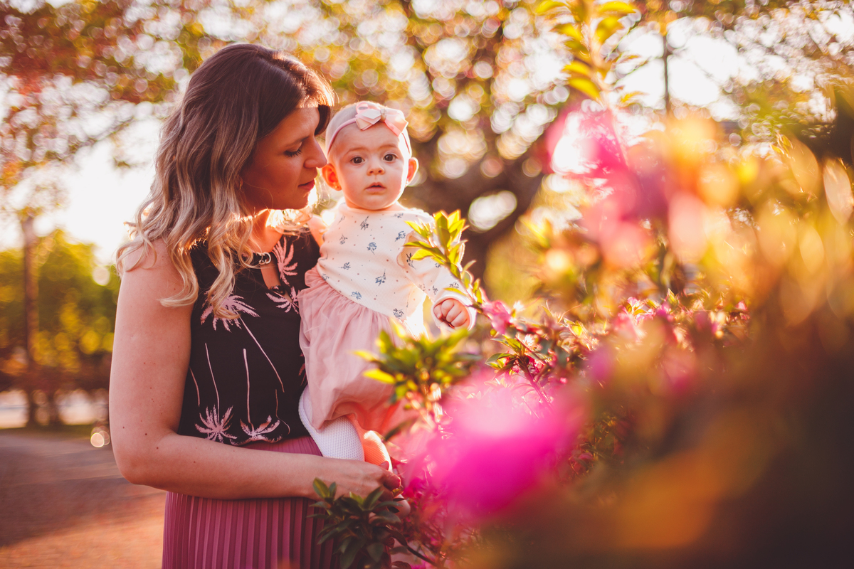 fotografa familia curitiba - ensaio externo na praça por do sol bebe 7 meses menina flor rosa