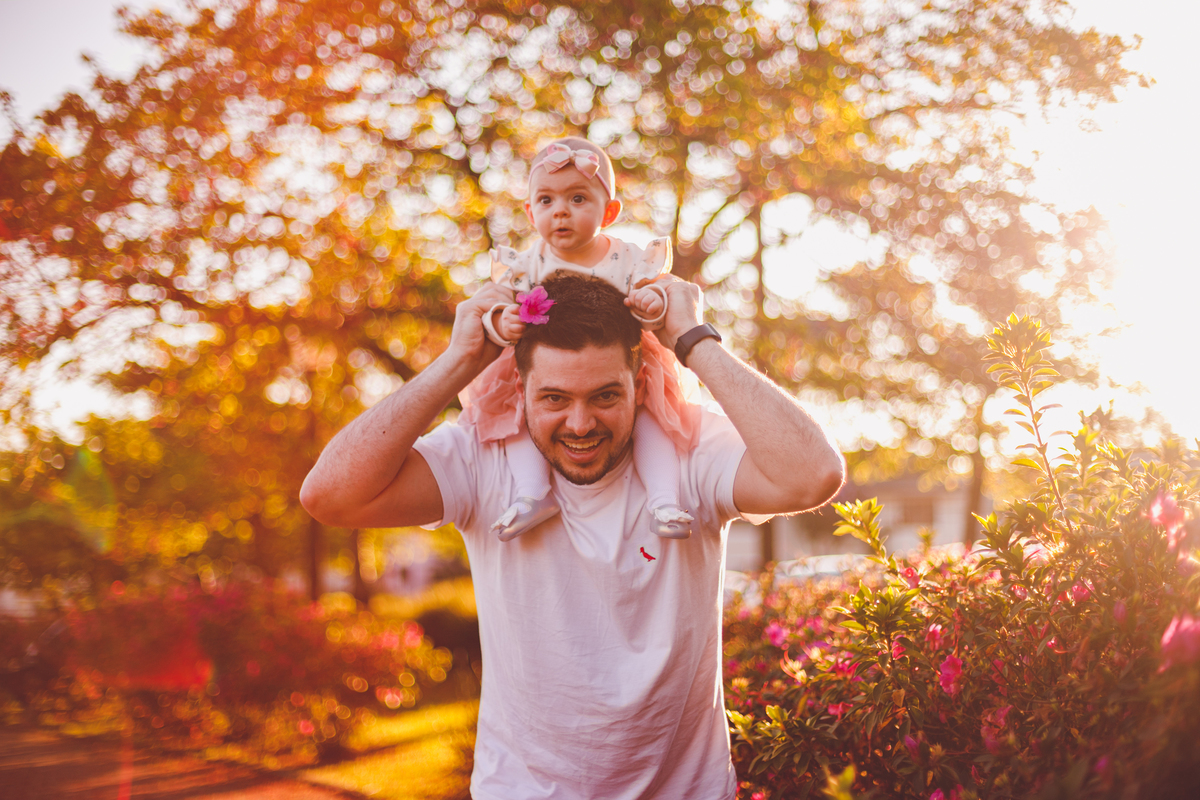 fotografa familia curitiba - ensaio externo na praça por do sol bebe 7 meses menina flor rosa