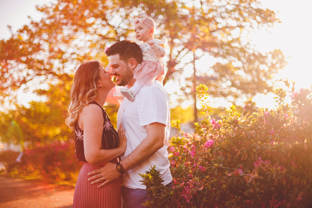 fotografa familia curitiba - ensaio externo na praça por do sol bebe 7 meses menina flor rosa