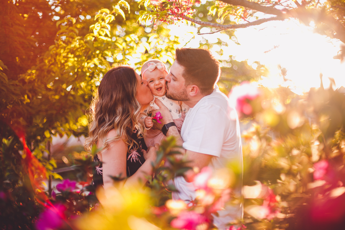 fotografa familia curitiba - ensaio externo na praça por do sol bebe 7 meses menina flor rosa