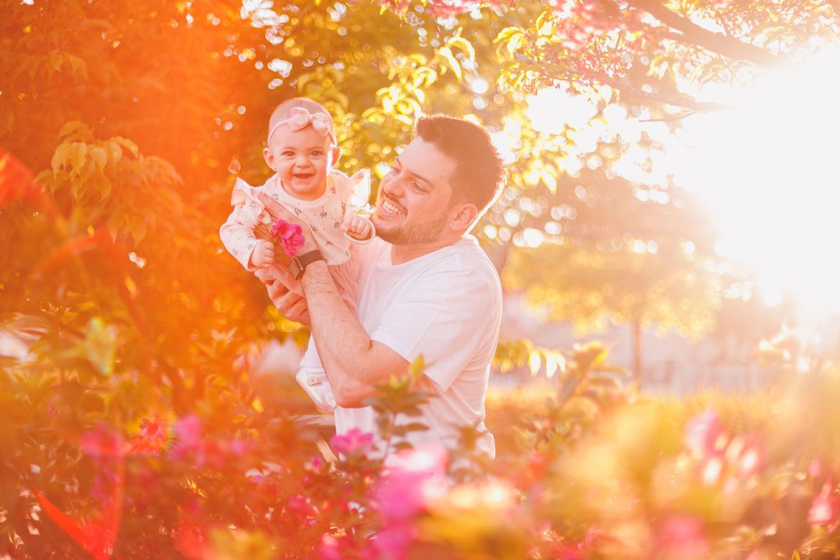 fotografa familia curitiba - ensaio externo na praça por do sol bebe 7 meses menina flor rosa