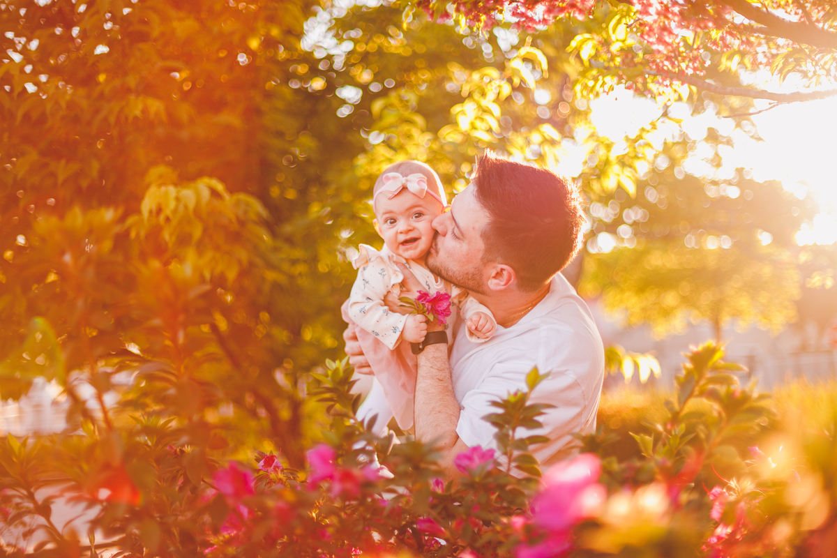 fotografa familia curitiba - ensaio externo na praça por do sol bebe 7 meses menina flor rosa