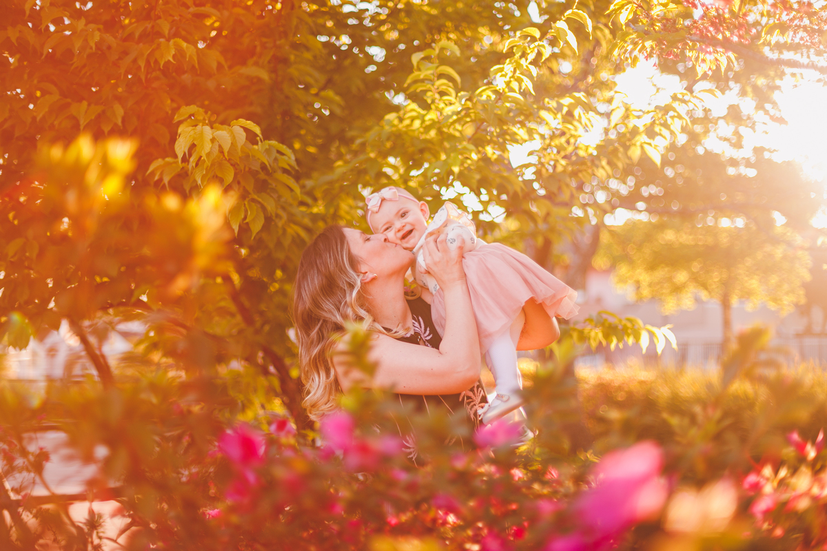 fotografa familia curitiba - ensaio externo na praça por do sol bebe 7 meses menina flor rosa