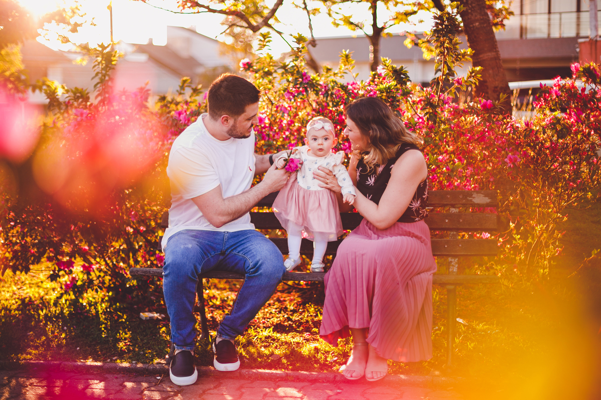 fotografa familia curitiba - ensaio externo na praça por do sol bebe 7 meses menina flor rosa