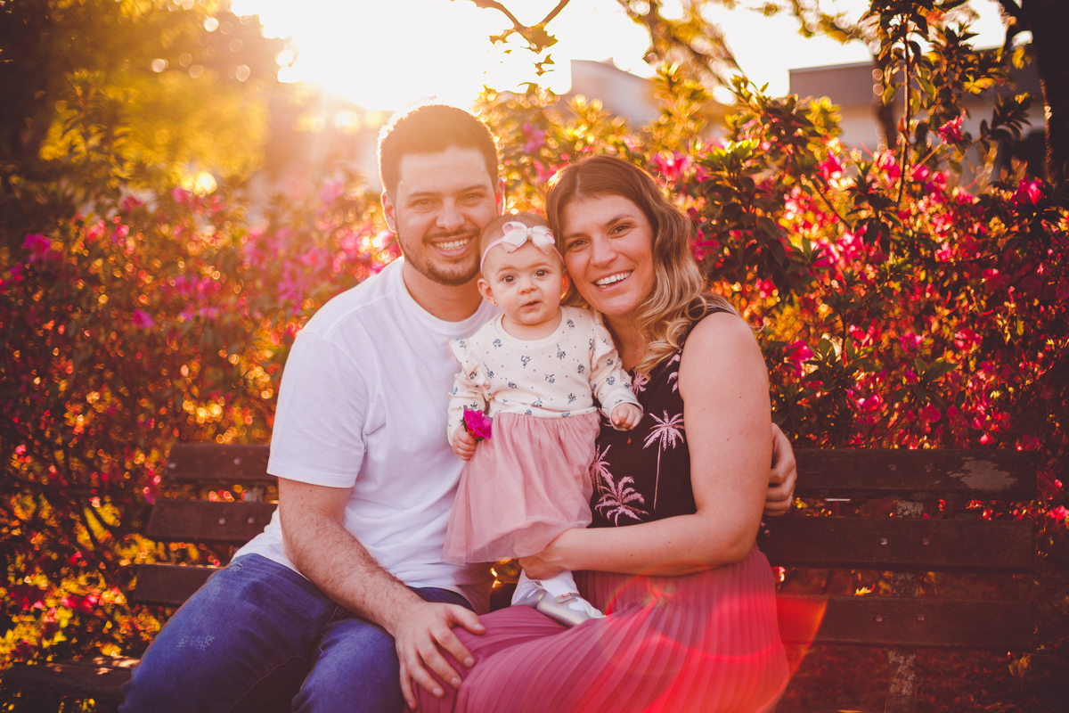 fotografa familia curitiba - ensaio externo na praça por do sol bebe 7 meses menina flor rosa