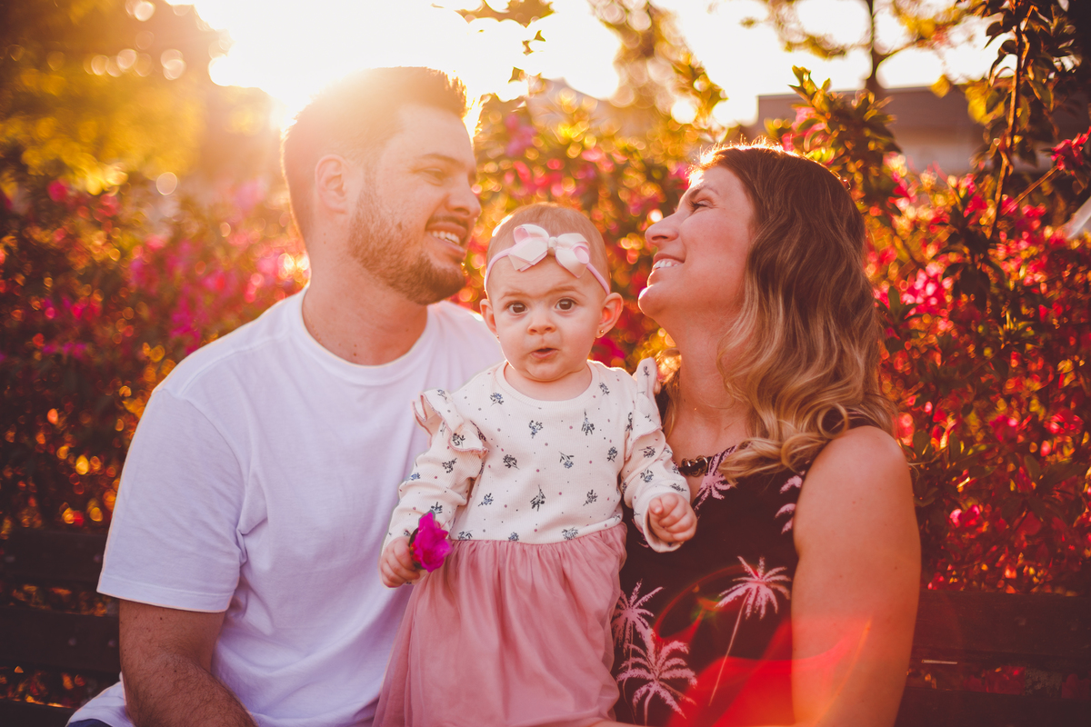 fotografa familia curitiba - ensaio externo na praça por do sol bebe 7 meses menina flor rosa