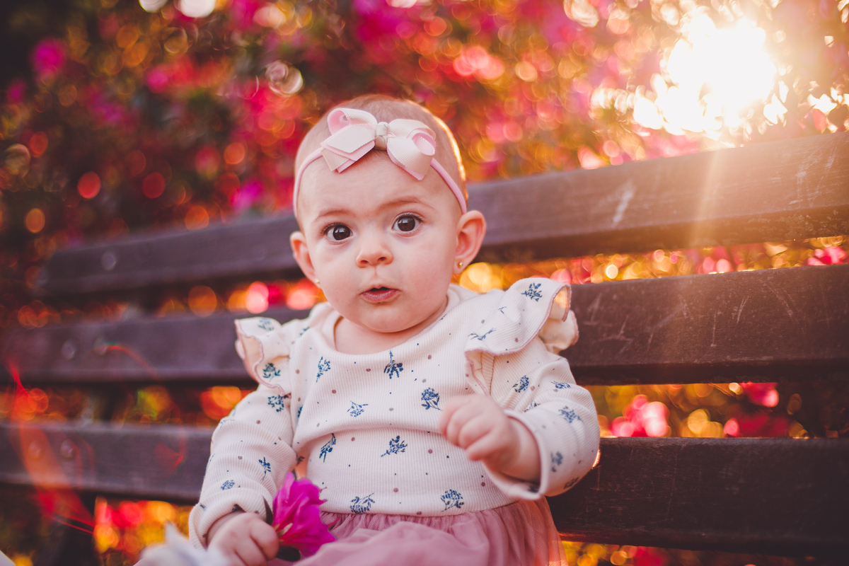 fotografa familia curitiba - ensaio externo na praça por do sol bebe 7 meses menina flor rosa