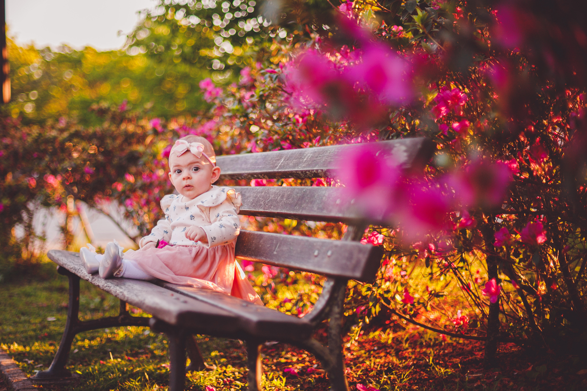 fotografa familia curitiba - ensaio externo na praça por do sol bebe 7 meses menina flor rosa