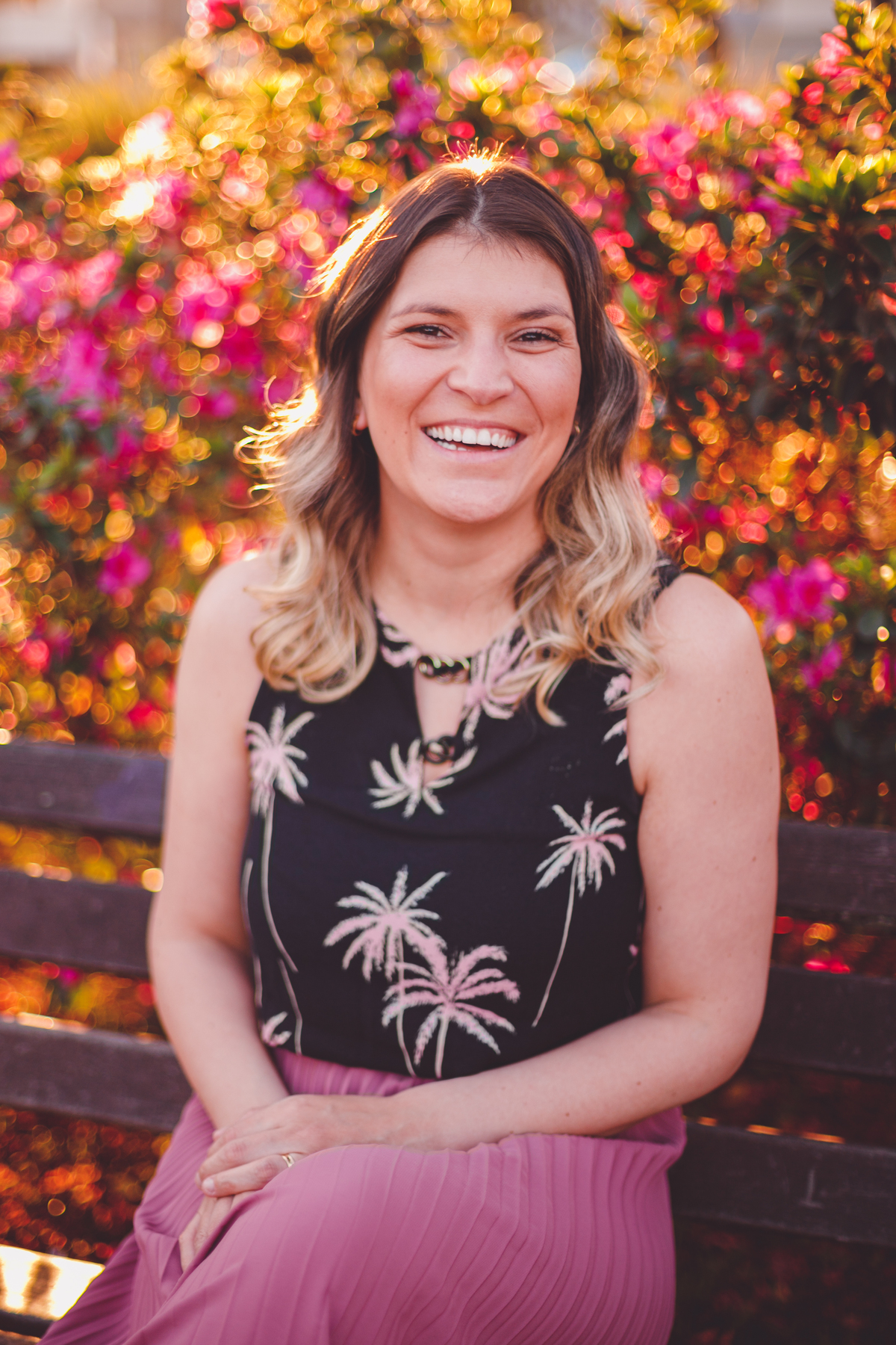 fotografa familia curitiba - ensaio externo na praça por do sol bebe 7 meses menina flor rosa