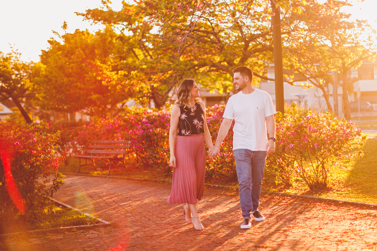 fotografa familia curitiba - ensaio externo na praça por do sol bebe 7 meses menina flor rosa