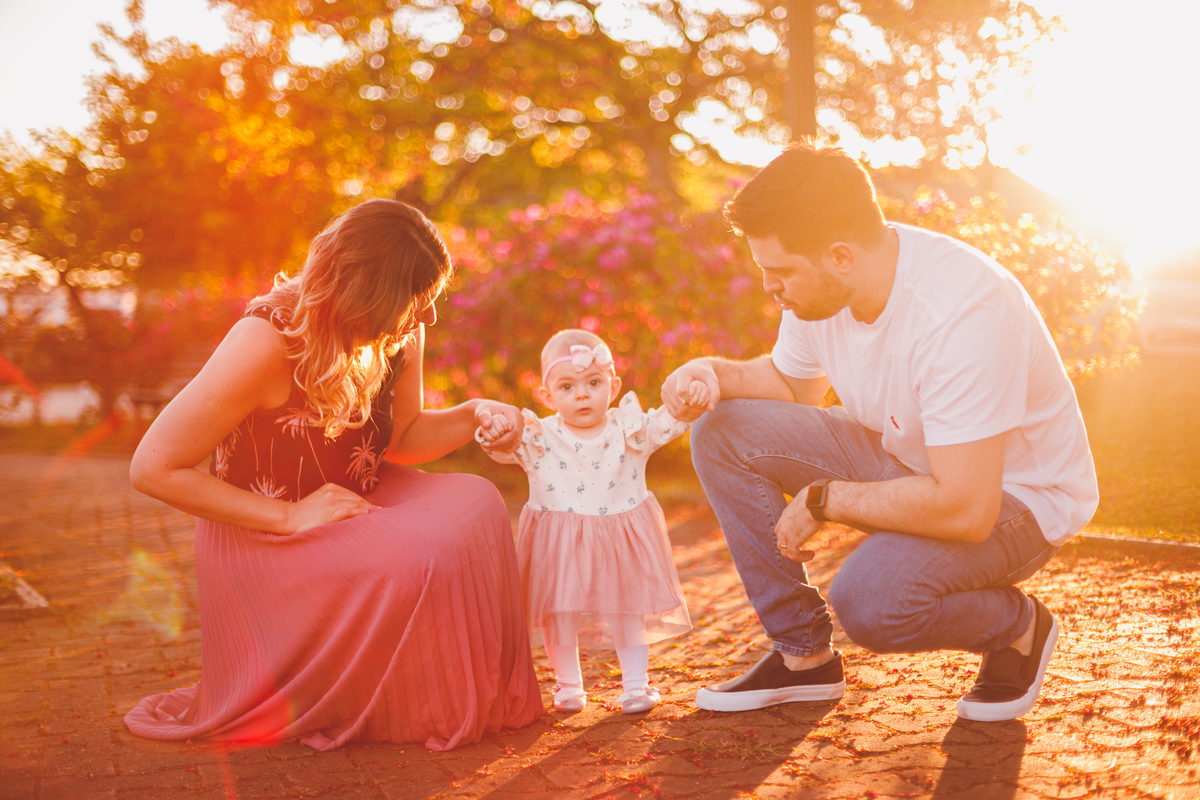 fotografa familia curitiba - ensaio externo na praça por do sol bebe 7 meses menina flor rosa