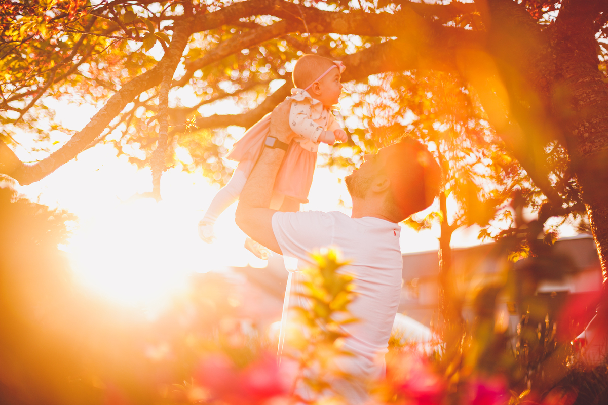 fotografa familia curitiba - ensaio externo na praça por do sol bebe 7 meses menina flor rosa