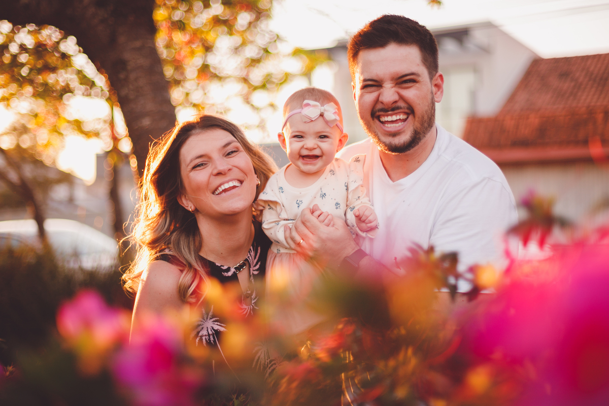 fotografa familia curitiba - ensaio externo na praça por do sol bebe 7 meses menina flor rosa