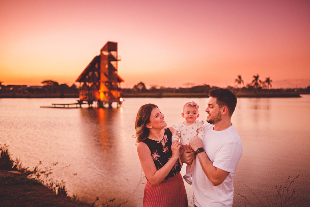 fotografa familia curitiba - ensaio externo na praça por do sol bebe 7 meses menina flor rosa
