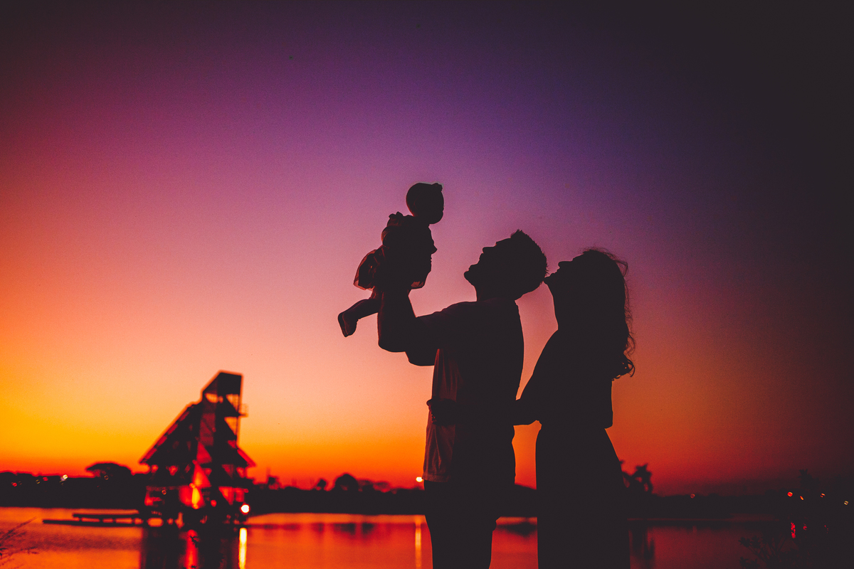 fotografa familia curitiba - ensaio externo na praça por do sol bebe 7 meses menina flor rosa