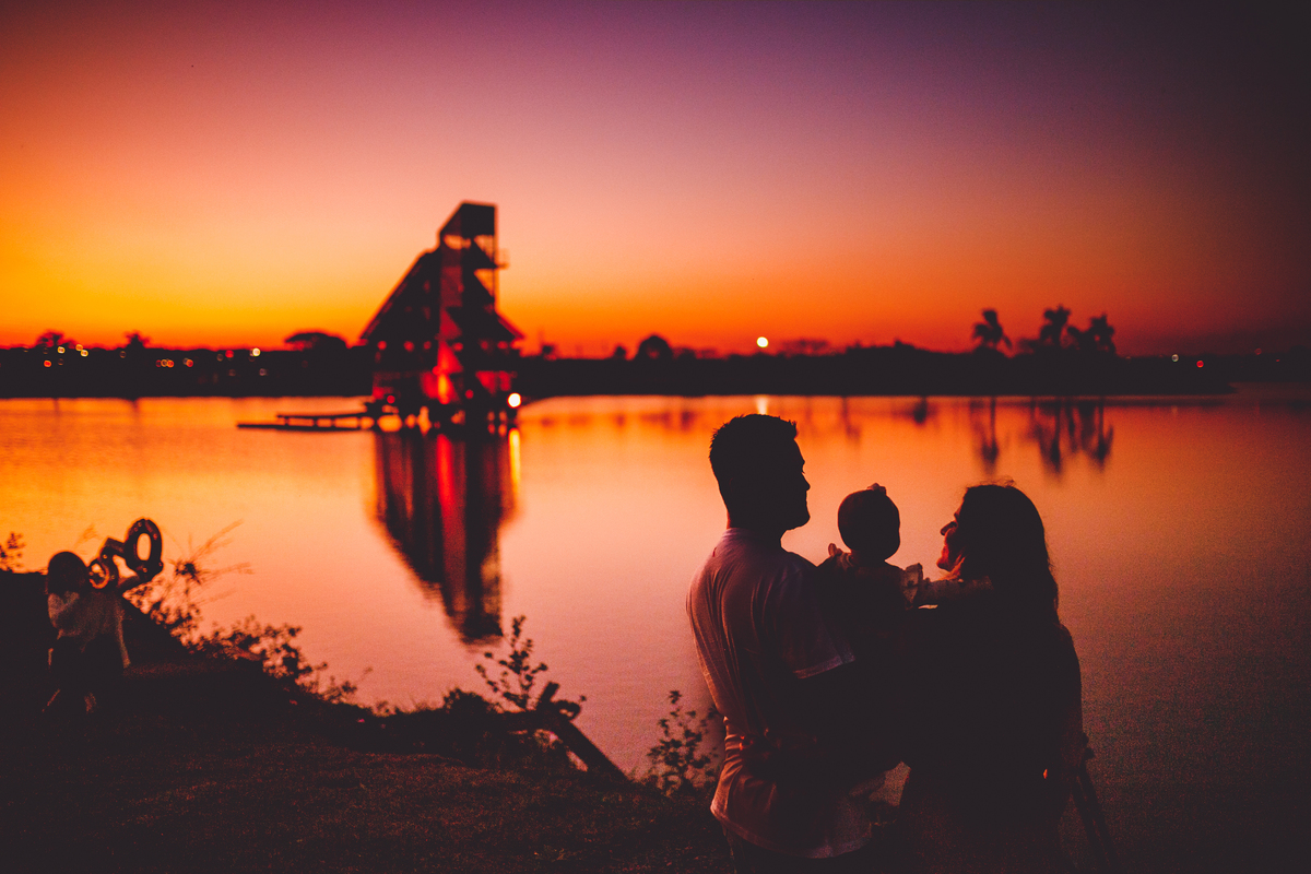 fotografa familia curitiba - ensaio externo na praça por do sol bebe 7 meses menina flor rosa