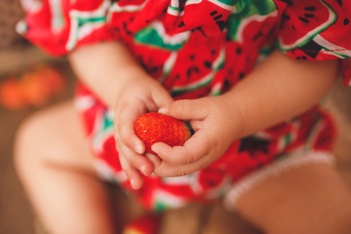 fotografa familia curitiba - ensaio com frutas - smash the fruit