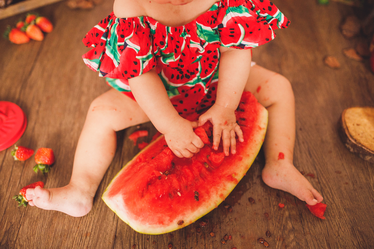 fotografa familia curitiba - ensaio com frutas - smash the fruit