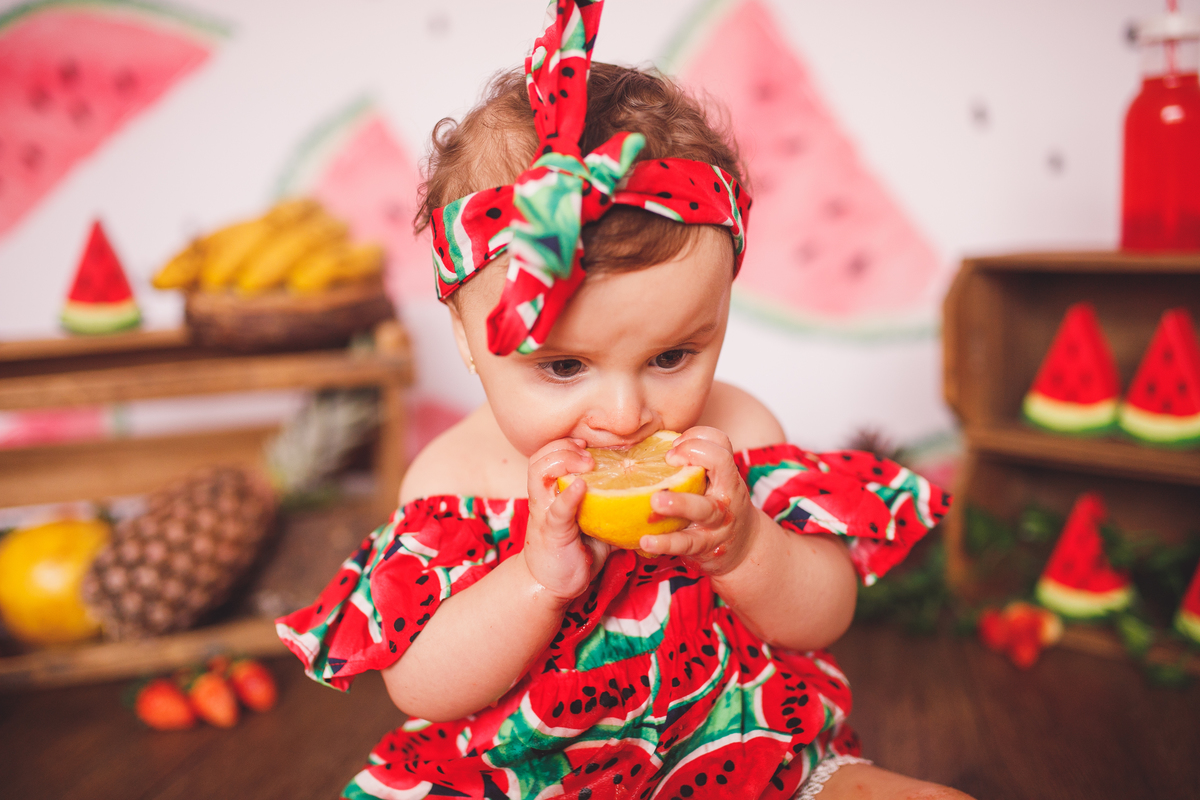 fotografa familia curitiba - ensaio com frutas - smash the fruit