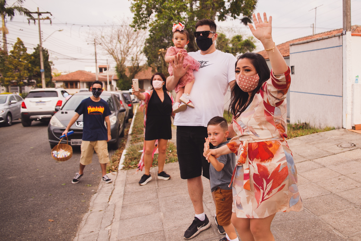 fotografa familia curitiba - aniversario 1 ano externo carreata pandemia 2020 corona virus
