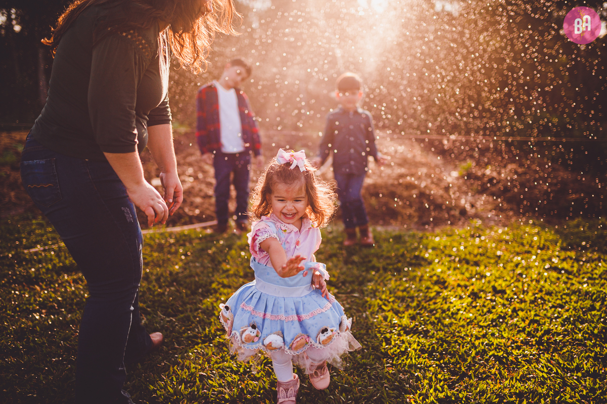 fotografa familia curitiba - ensaio com animais colônia witmarsun e lavadario 
externo por do sol