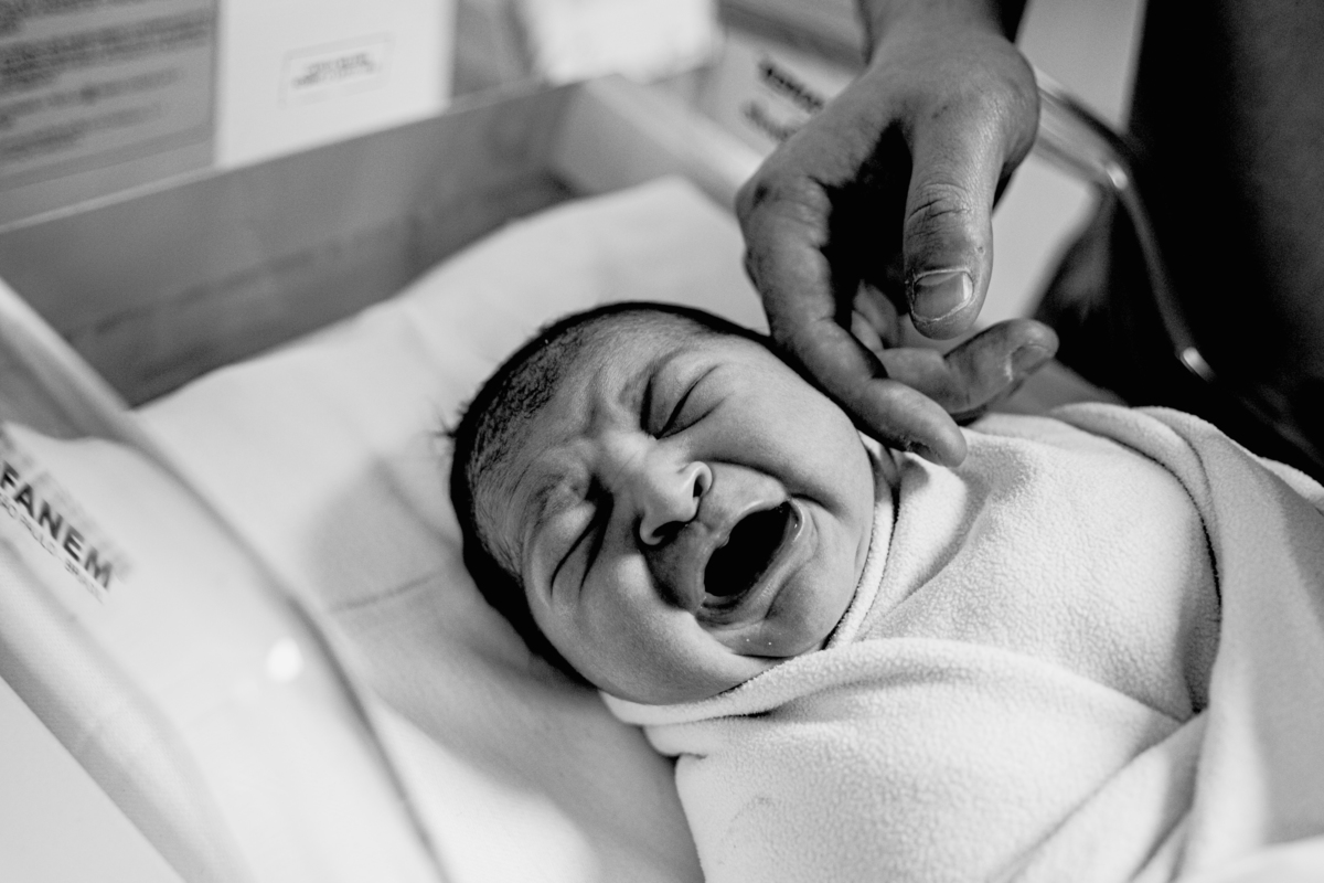 fotografa nascimentos em Curitiba - hospital Santa Cruz casaria menina 