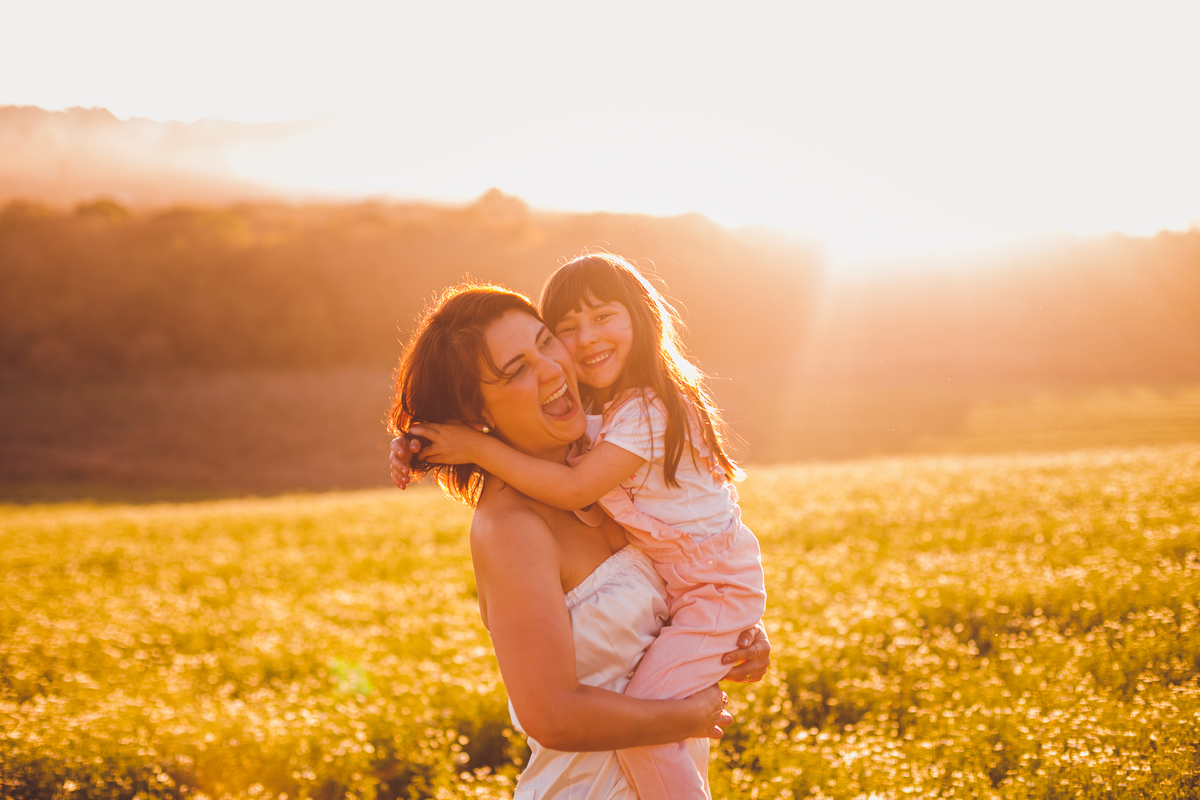 fotografa familia curitiba - ensaio campo de camomila criança infantil externo por do sol